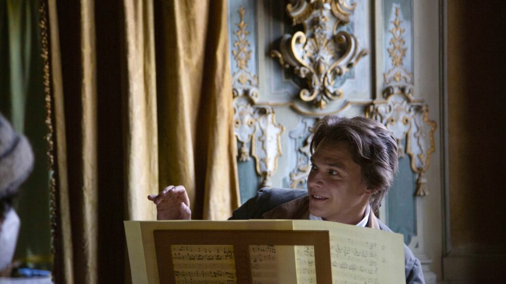"Il Boemo" : renaissance à l'écran de Josef Mysliveček, compositeur prolifique et mentor de Mozart, tombé dans l'oubli
              Le film de Petr Vaclav redonne vie à un compositeur originaire de Prague, contemporain de Mozart, de Gluck et de Haydn, mystérieusement effacé de l'histoire après avoir pourtant composé et crée des dizaines d'opéras qui ont triomphé sur les scènes européennes au siècle des Lumières.