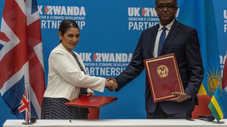 "Le Rwanda n'est pas un pays tiers sûr" : la justice déclare illégal le projet d'expulsion de réfugiés du gouvernement britannique
              Le gouvernement britannique en avait fait un cheval de bataille pour lutter contre l'immigration irrégulière. L'expulsion des réfugiés vers le Rwanda a été jugée illégale par la Cour d'appel.