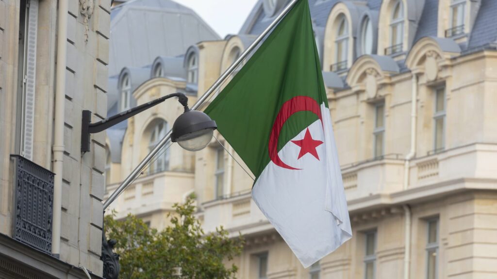 Immigration : on vous explique l'accord de 1968 sur l’emploi des Algériens en France
                  L'ancien Premier ministre Edouard Philippe dit vouloir renégocier cet accord signé en 1968 qui organise l'entrée, le séjour et l'emploi des Algériens en France.