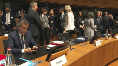 Immigration : les ministres de l’Intérieur européens s’accordent sur la réforme de la politique migratoire
                  Réunis au Luxembourg, les 27 ministres de l’Intérieur européens ont évoqué la future réforme de la politique migratoire. Après de vifs débats, ils sont parvenus à trouver un accord.