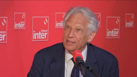 Immigration: Dérive dangereuse du parti Les Républicains dénoncée par Dominique de Villepin Immigration : Dominique de Villepin dénonce la "dérive dangereuse" du parti Les Républicains
L'ancien Premier ministre constate mercredi sur France Inter une "dérive dangereuse" du parti LR et craint que les digues entre l'extrême droite et la droite ne soient "en train de sauter".