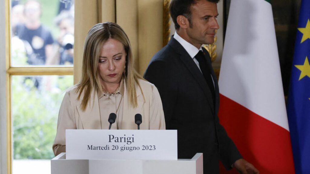 Immigration : Emmanuel Macron et Giorgia Meloni insistent sur le besoin de "dialogue" entre les deux pays
                  La cheffe du gouvernement italien était reçue mardi à Paris, une première depuis son arrivée au pouvoir il y a près d'un an.