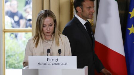 Immigration: Macron et Meloni soulignent l’importance du « dialogue » entre la France et l’Italie Immigration : Emmanuel Macron et Giorgia Meloni insistent sur le besoin de "dialogue" entre les deux pays
La cheffe du gouvernement italien était reçue mardi à Paris, une première depuis son arrivée au pouvoir il y a près d'un an.