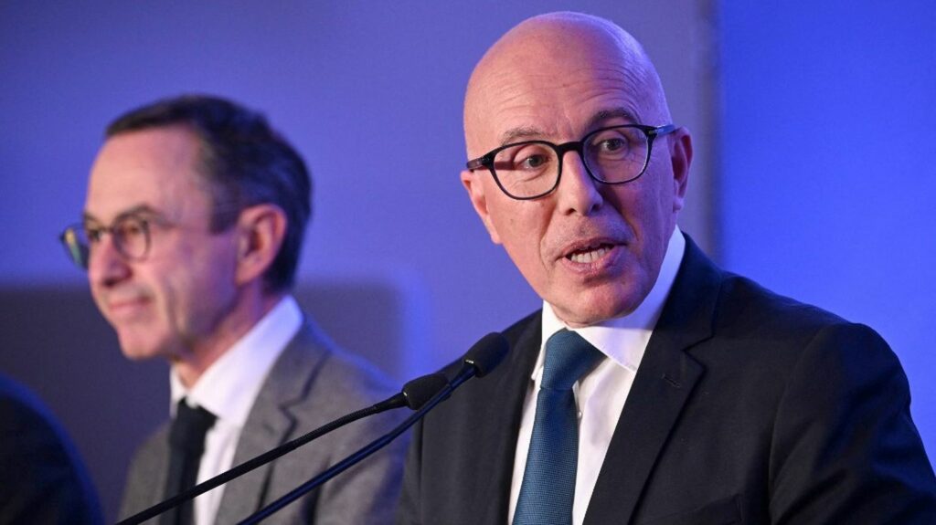 Immigration : pour tenter de reprendre des couleurs, la droite engage un bras de fer avec le gouvernement
              L'exécutif s'est donné un mois pour parvenir à un accord sur la réforme de l'immigration avec Les Républicains, dont les voix sont indispensables pour faire adopter le texte.