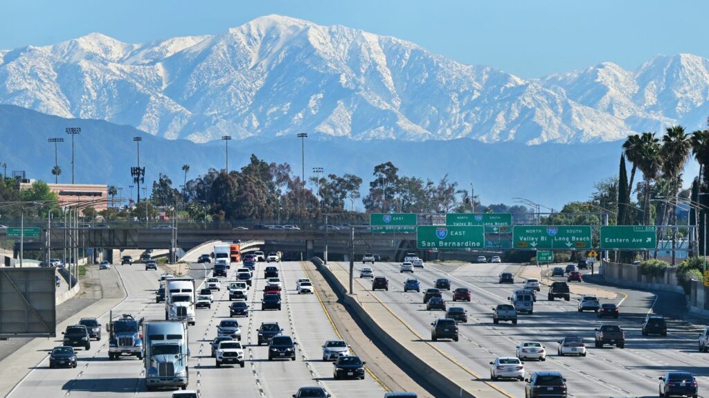 Inflation : aux Etats-Unis, les Américains veulent "garder leur voiture plus longtemps" face à la hausse des prix
              De plus en plus d’Américains n’ont plus les moyens de s’acheter une voiture neuve, à cause des prix trop élevés. Ils préfèrent garder leur vieille voiture, ce qui ralentit la transition vers l'électrique et remplit les ateliers de mécanique.