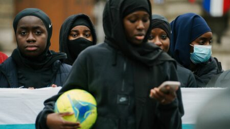 Football : le Conseil d'Etat maintient l'interdiction du hijab en compétition
              La plus haute juridiction administrative avait été saisie par le collectif "Les Hijabeuses" qui conteste le règlement de la Fédération française de football.