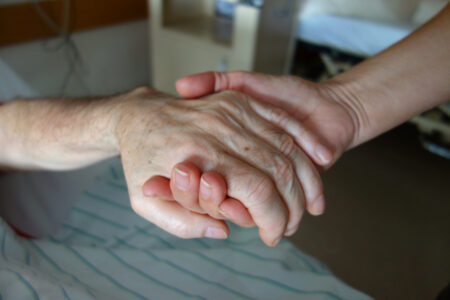 Introduire l'euthanasie en France serait dangereux, estiment les sénateurs