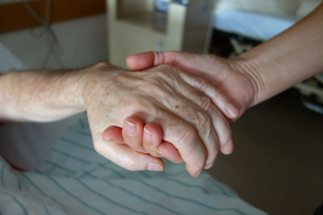 Introduire l'euthanasie en France serait dangereux, estiment les sénateurs