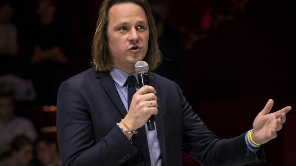 La rédaction du "JDD" en grève contre "l'arrivée pressentie" à sa tête de Geoffroy Lejeune, ex-"Valeurs actuelles"
              La grève a été votée à 93% par la rédaction du "Journal du dimanche", journal désormais contrôlé par le milliardaire Vincent Bolloré. Geoffroy Lejeune est l'ancien directeur de la rédaction de l'hebdomadaire "Valeurs actuelles".