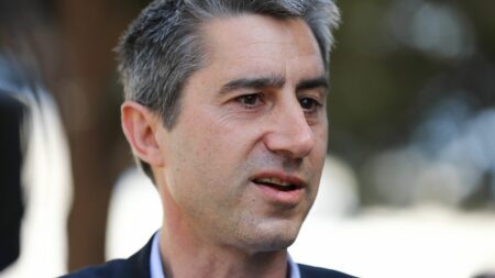 "Je dois progresser" : François Ruffin répond aux critiques après une sortie polémique sur les droits LGBT+
                  Après des propos polémiques ce jeudi, notamment sur la GPA, le député LFI François Ruffin répond ce vendredi. Il estime que "la société française a progressé sur les droits des personnes LGBT+" et qu'"elle est mûre pour le faire encore, pour combler les manques".
