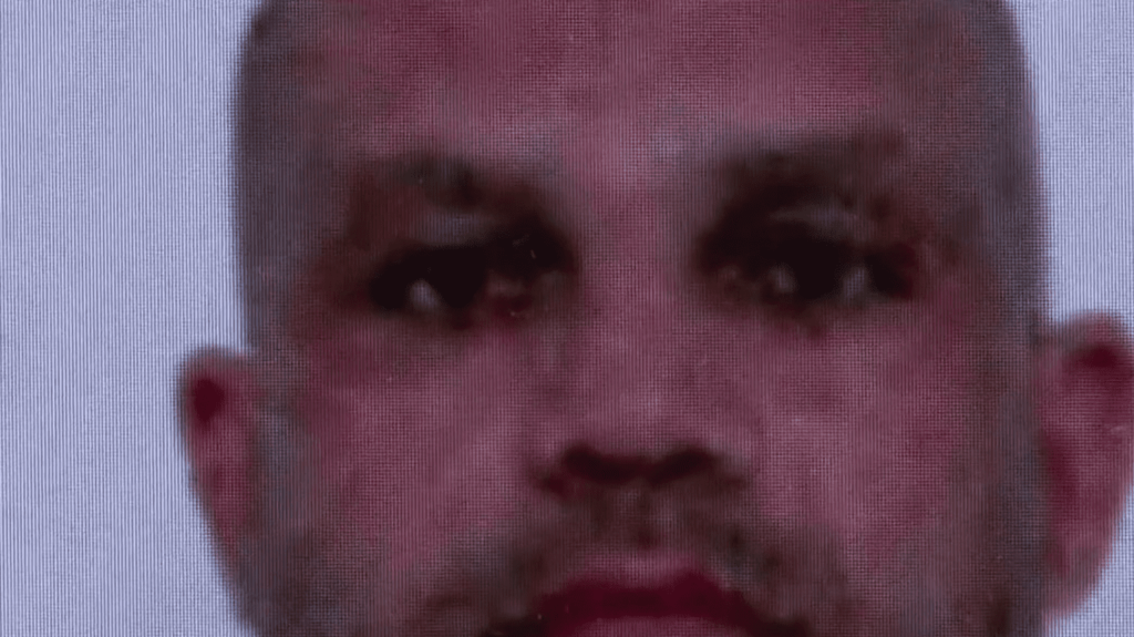 Justice : Gabriel Fortin, le "tueur de DRH", condamné à la prison à perpétuité
              Celui qu'on avait surnommé le tueur de DRH, Gabriel Fortin, a été condamnée à la peine maximale : la perpétuité, assortie d’une période de sûreté de 22 ans par la cour d'assises de la Drôme, mercredi 28 juin. Il a été reconnu coupable de trois assassinats et d'une tentative en 2021.
