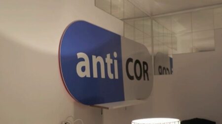 Lutte contre la corruption : la justice française annule l'agrément d'Anticor
              La justice française a annulé l'agrément d'Anticor, vendredi 23 juin. Il permettait à l'association anti-corruption de déclencher des poursuites judiciaires. Deux recours ont été initiés, et l'association a déjà déposé une nouvelle demande d'agrément.