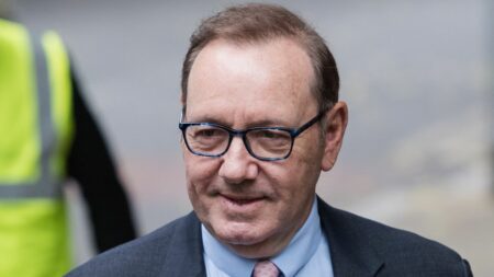L'acteur oscarisé Kevin Spacey jugé pour agression sexuelle : d'anti-héros à paria d'Hollywood
              Après une carrière foisonnante au théâtre et au cinéma, où ses personnages d'anti-héros lui ont valu deux Oscars, Kevin Spacey a été rattrapé par une série d'accusations d'agressions sexuelles, qui l'ont relégué au rang de persona non grata à Hollywood.