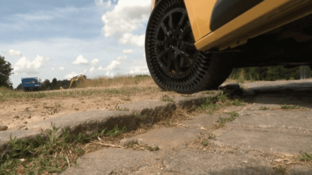 Automobile : La Poste équipe ses voitures avec des pneus increvables
              Le géant Michelin a développé un pneu increvable. Cette innovation va être installée sur les véhicules de La Poste. Quid de cette expérimentation avec le journaliste Axel de Tarlé, présent sur le plateau du 8 Heures, jeudi 29 juin.