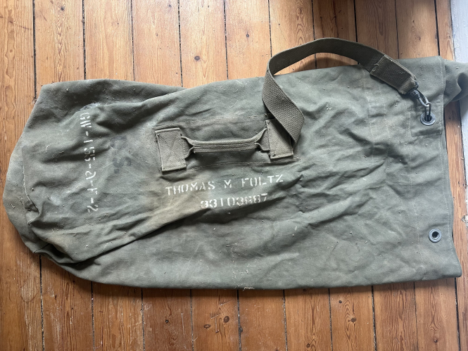 La chasse est lancée pour la famille américaine après la découverte d'un sac de la Seconde Guerre mondiale dans un loft français