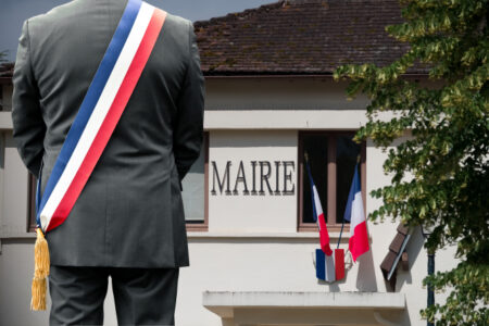 Les élus locaux français perdent l'appétit pour le travail malgré la confiance du public