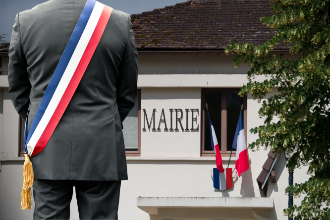 Les élus locaux français perdent l'appétit pour le travail malgré la confiance du public