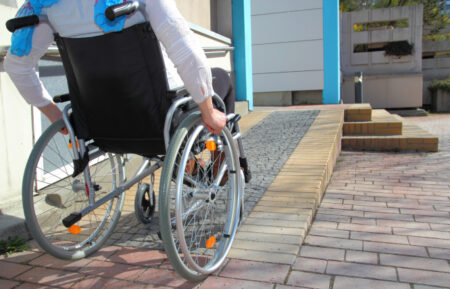 Les fauteuils roulants gratuits ne vont pas assez loin, disent les groupes de personnes handicapées françaises