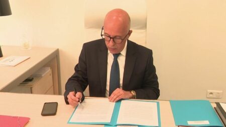 Loi immigration : Les Républicains repartent à la charge
                  Dans Le Parisien, Éric Ciotti a demandé à rencontrer Emmanuel Macron au sujet de la loi immigration. Le patron des Républicains exige que la discussion se fasse sur la base des textes de son parti.