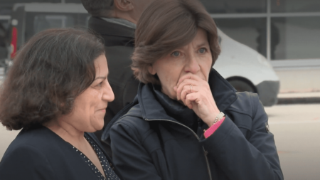 VRAI OU FAKE : le nombre d’ambassadrices françaises a-t-il augmenté comme l’avait promis Emmanuel Macron ?
              En 2018, le président Macron avait annoncé souhaiter augmenter significativement le nombre d’ambassadrices françaises pour “poursuivre une vraie diplomatie féministe”. Une annonce bien loin de la réalité cinq ans plus tard.