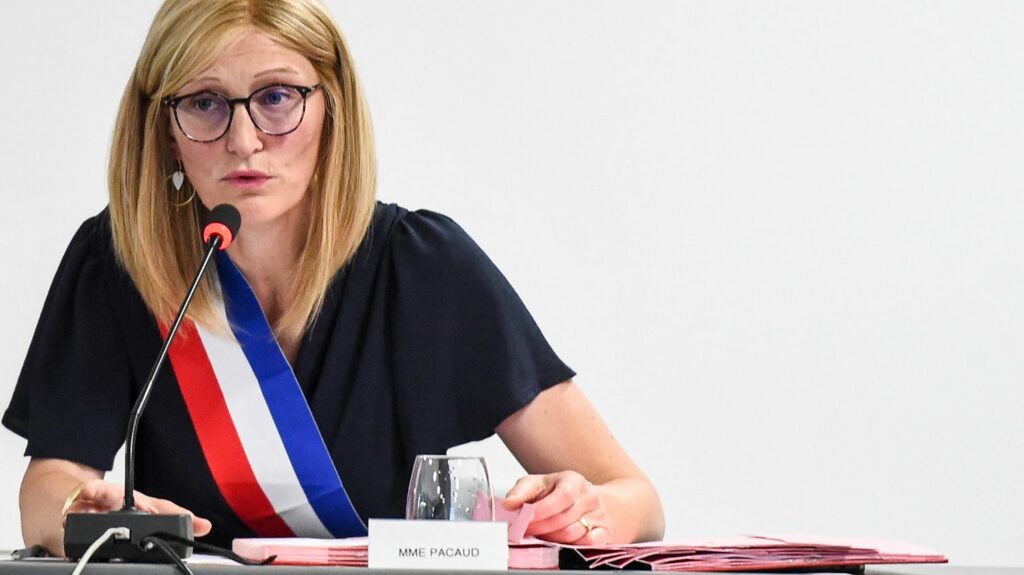 Saint-Brevin : la maire va déposer une quatrième plainte contre les "intimidations" de l'extrême droite
                  Cette plainte, qui n'est pas encore déposée, concerne le site Riposte Laïque, pour un nouvel article "contenant des propos injurieux et ouvrant la porte à des commentaires dégradants et menaçants", a expliqué l'élue lundi.