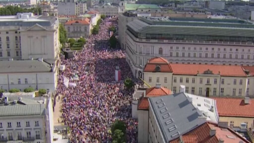 Pologne : une manifestation contre le gouvernement réunit un demi-million de personnes à Varsovie
              L'opposition a organisé une grande manifestation à Varsovie contre le gouvernement, durant laquelle un demi-million de Polonais ont défilé dans les rues, dimanche 4 juin. Le journaliste Laurent Desbonnets, de France Télévisions Berlin, revient sur cet événement.