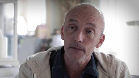 Disparition de Karine Esquivillion : son mari placé en garde à vue
              Michel Pialle, le mari de Karine Esquivillion, disparue depuis deux mois et demi, a été placé en garde à vue, mercredi 14 juin. Depuis le début de l'enquête, il affirme que sa femme est partie volontairement.