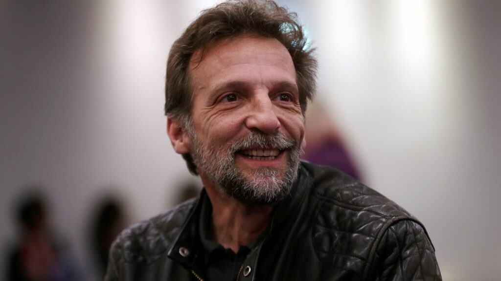 Mathieu Kassovitz adapte son film "La Haine" en spectacle musical et cherche de jeunes talents
              "Ca fait deux ans qu'on travaille sur un nouveau projet de La Haine", explique le réalisateur Mathieu Kassovitz, qui organise un vaste casting pour trouver "les perles" qui incarneront les trois acteurs principaux dans cette adaptation sur scène du film culte.