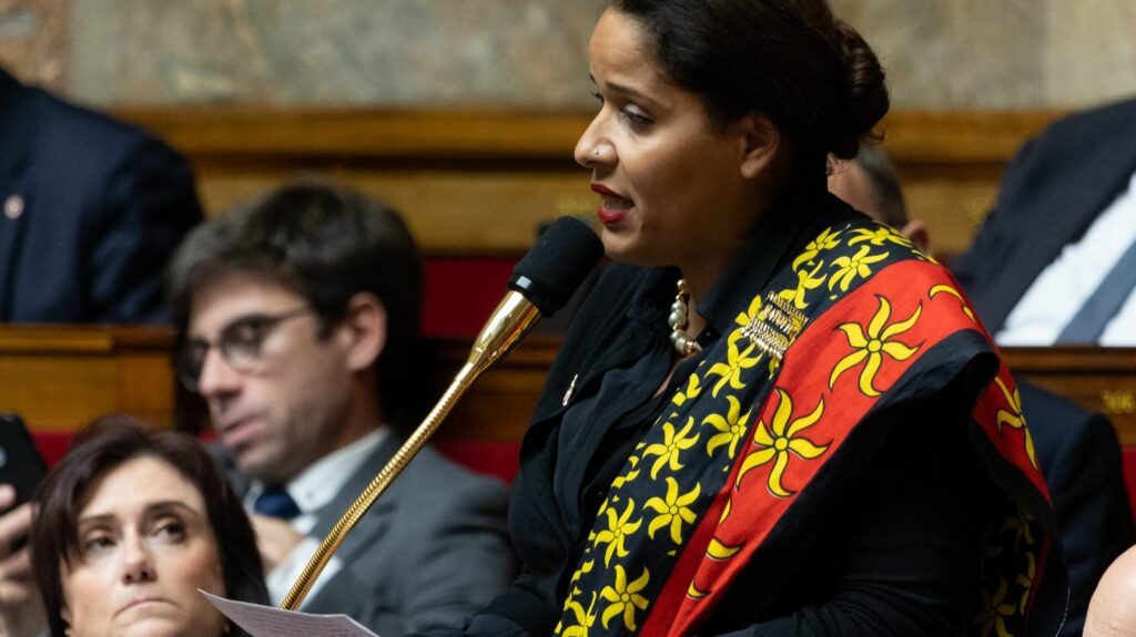 Mayotte : le prolongement de l'opération "Wuambushu" démontre que "la République ne capitule pas", salue la députée Estelle Youssouffa
              Quelques heures avant son déplacement à Mayotte, le ministre de l'Intérieur a annoncé le prolongement de cette opération visant à lutter contre la délinquance, l'habitat insalubre et l'immigration illégale. Gérald Darmanin affirme que le gouvernement va "continuer à injecter des moyens".