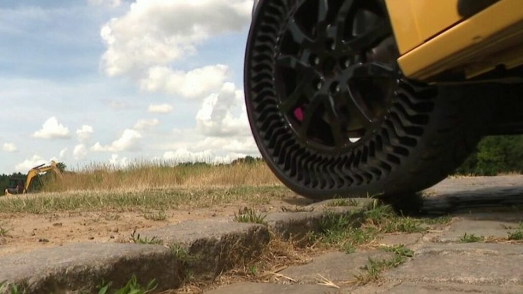 Automobile : Michelin dévoile ses pneus increvables
              Michelin a conçu des pneus sans air et donc increvables. C'est le fruit de dix années de recherche. Ils vont équiper les voitures de La Poste de la métropole lilloise, qui seront les premières à pouvoir les tester. Reportage dans le Nord, où un employé de La Poste a déjà pu en profiter.