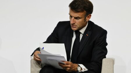 "On ne peut plus rien lancer" : les ministres et conseillers s'impatientent d'un possible remaniement et scrutent l'agenda d'Emmanuel Macron
              L'agenda d'Emmanuel Macron est connu sur le bout des doigts dans certains ministères, car si le chef de l'État n'est pas en déplacement, il s'agit d'un possible jour de remaniement.