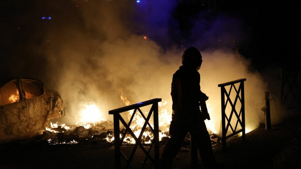 Mort de Nahel : "Rage", "profondes fractures", "défi pour Macron"... Les émeutes en France commentées par la presse étrangère
                  De nombreux médias étrangers suivent attentivement les événements en France après la mort de Nahel. Ils pointent notamment l'atmosphère "explosive" et un nouveau "défi" pour Emmanuel Macron.