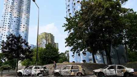 Mort de Nahel : après les violences, l'exécutif pressé par les injonctions contradictoires des oppositions
                  Après la mort d'un adolescent, tué lors d'un contrôle routier dans les Hauts-de-Seine, des violences urbaines ont éclaté. Le gouvernement veut calmer la situation, mais quand la gauche réclame un débat, la droite et l'extrême droite demandent plus de fermeté.