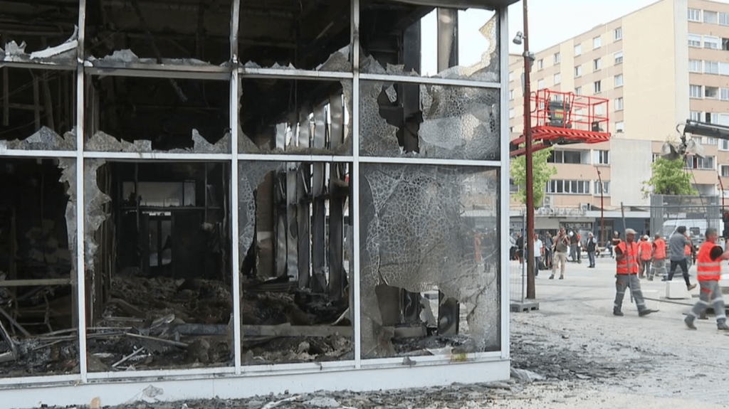 Violences urbaines après la mort de Nahel : la classe politique divisée sur la réponse à apporter
              Des violences urbaines ont de nouveau éclaté dans la nuit du mercredi 28 au jeudi 29 juin, après la mort de Nahel mardi, tué par un policier. La classe politique est divisée sur les mesures à prendre pour répondre à cette situation.