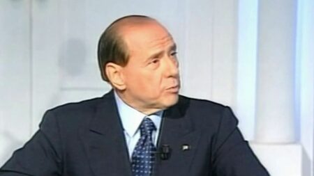 Mort de Silvio Berlusconi : le "Cavaliere", un homme politique sulfureux
                  Silvio Berlusconi, l'ancien président du Conseil italien, s'est éteint à l'âge de 86 ans, lundi 12 juin. Retour sur la vie politique mouvementée du "Cavaliere".