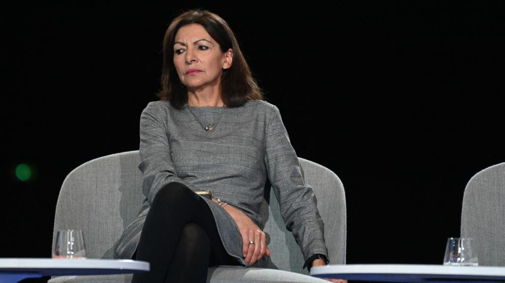 Municipales à Paris : d'Emmanuel Grégoire à LFI, toute la gauche espère qu'Anne Hidalgo va laisser sa place
              Les élections municipales sont dans trois ans et pourtant les tractations ont déjà débuté, notamment à Paris. Emmanuel Grégoire, le premier adjoint d’Anne Hidalgo attend son heure et se prépare. Le brief politique de Jean-Rémi Baudot
