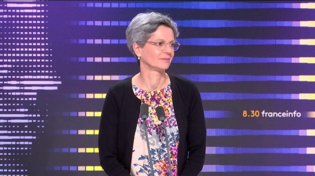Vidéo



  

  
  


      


      

      Naufrage de migrants : "Quand Marine Le Pen dit que les ONG sont le problème, elle accepte que les gens meurent en Méditerranée", accuse Sandrine Rousseau
              Après le naufrage d'une embarcation de migrants au large de la Grèce et les propos de Marine Le Pen, qui a pointé la responsabilité des ONG, Sandrine Rousseau appelle à retrouver "un petit peu d'humanisme".