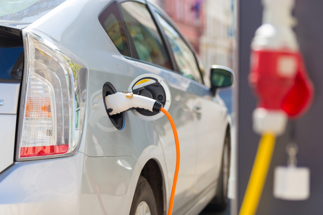 Ne minimisez pas les émissions de CO2 des voitures électriques, selon une association française