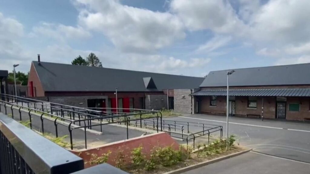 Nord : les élus de Saint-Rémy-du-Nord renoncent à leurs indemnités pour financer en partie une école
                  À Saint-Rémy-du-Nord, dans le Nord, les élus municipaux ont décidé de renoncer à leurs indemnités jusqu'à la fin de l'année 2023. Des économies qui doivent permettre de financer en partie les travaux de construction d'une école.