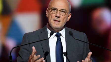 Arbitrage entre Bernard Tapie et le Crédit lyonnais : la Cour de cassation ordonne un nouveau procès pour Stéphane Richard et Jean-François Rocchi
              En novembre 2021, les deux hommes avaient été condamnés pour complicité de détournement de biens publics.
