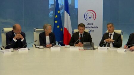 Mort de Nahel : la classe politique est divisée au lendemain de nouvelles violences
                  Après de nouvelles violences dans la nuit du mercredi 28 au jeudi 29 juin, deux jours après la mort du jeune Nahel, la gauche demande à revoir les méthodes de la police, tandis qu'à droite, on s'indigne des violences urbaines.