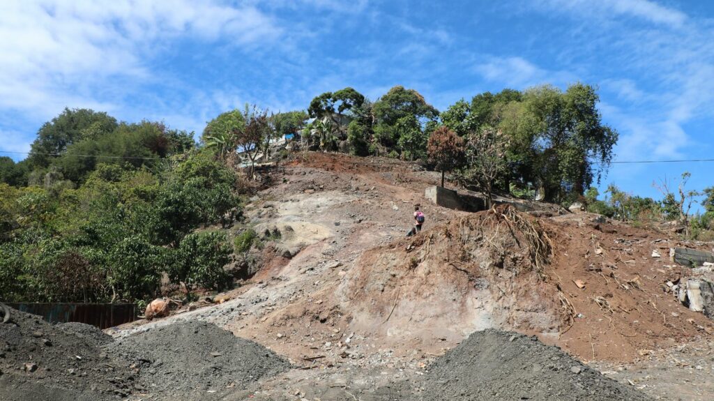 Reportage



  

  
  


      


      

      Opération Wuambushu à Mayotte : un mois après la démolition du bidonville Talus 2, ses anciens habitants vivent "éparpillés" et "sans espoir"
              Le ministre de l'Intérieur, Gérald Darmanin, est en visite dans le 101e département français samedi et dimanche. L'occasion de faire un point d'étape sur la lutte contre l'habitat insalubre, confrontée aux difficultés de relogement des familles issues des bidonvilles.