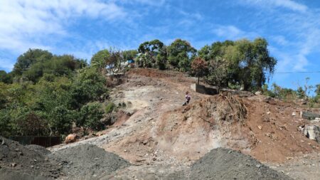 Reportage



  

  
  


      


      

      Opération Wuambushu à Mayotte : un mois après la démolition du bidonville Talus 2, ses anciens habitants vivent "éparpillés" et "sans espoir"
              Le ministre de l'Intérieur, Gérald Darmanin, est en visite dans le 101e département français samedi et dimanche. L'occasion de faire un point d'étape sur la lutte contre l'habitat insalubre, confrontée aux difficultés de relogement des familles issues des bidonvilles.