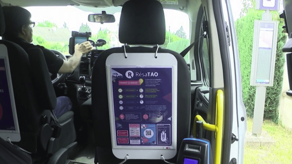 Loiret : Orléans fait le pari du transport à la demande
                  La ville d’Orléans dans le Loiret a mis en place une solution face aux transports en commun, parfois peu commodes. Elle a installé un réseau de transport à la demande, des vans que l’on réserve comme des taxis, mais au prix d’un ticket de bus.