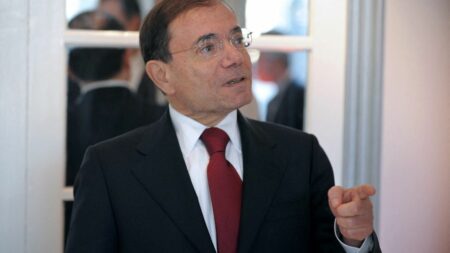 Le PDG de Casino, Jean-Charles Naouri, placé en garde dans le cadre d'une enquête pour "manipulation"
              L'enquête préliminaire a été ouverte en 2020 par le Parquet national financier pour "manipulation de cours en bande organisée, corruption privée active et passive" et "délit d'initié".