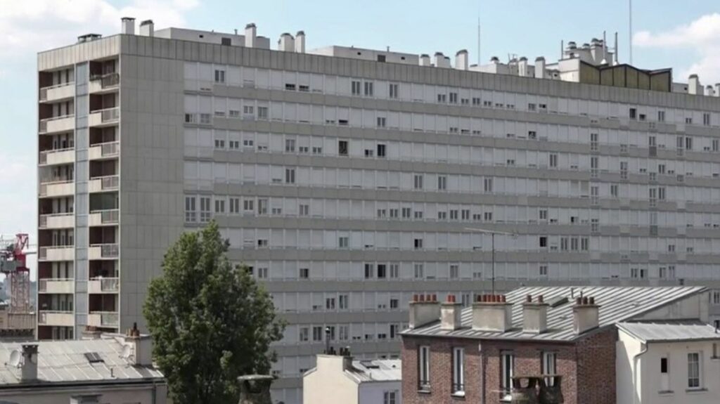 Logement : le Parlement adopte définitivement une loi accélérant les procédures d'expulsion
              Le Parlement a définitivement adopté, mercredi 14 juin, un texte qui renforce les sanctions contre les squatteurs et accélère les procédures d'expulsion des mauvais payeurs. Les associations dénoncent une loi qui va criminaliser la précarité.