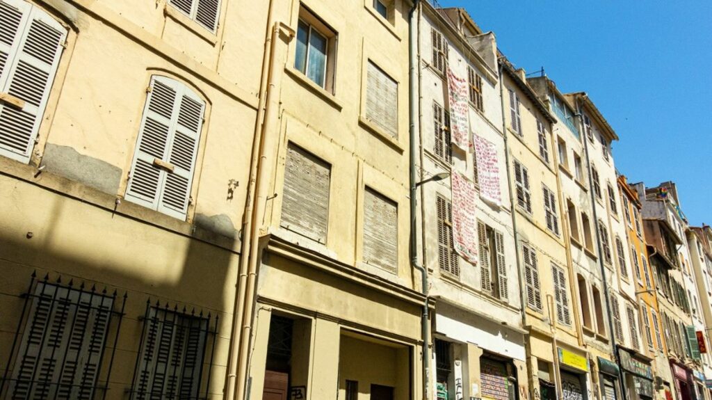 Logement : le Parlement durcit les peines contre les squatteurs
                  La nouvelle législation triple les sanctions encourues par les squatteurs jusqu'à trois ans de prison et 45 000 euros d'amende.