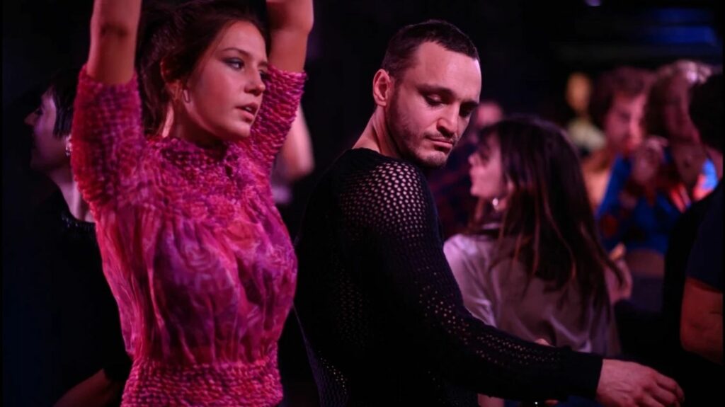 "Passages" : un couple gay bouleversé par l’arrivée d’une femme, filmé par un Ira Sachs qui rappelle Maurice Pialat
              Deux hommes et une femme. L’un d’eux devra choisir devant la caméra d’Ira Sachs qui, après Isabelle Huppert, dirige Adèle Exarchopoulos.