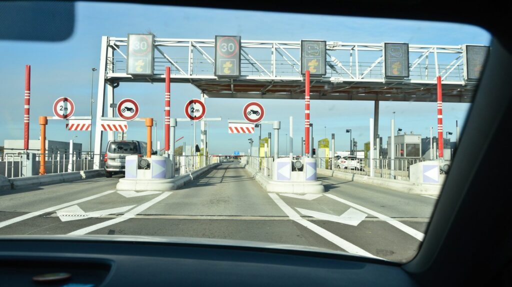 Péages : ce que cachent les gestes des compagnies d'autoroutes pour les automobilistes
              Comme d'autres sociétés d'autoroutes, le réseau Sanef promet à son tour une ristourne sur les prix cet été. Et pour cause : le gouvernement leur met la pression. Le décryptage de Fanny Guinochet.