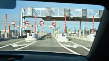Péages : ce que cachent les gestes des compagnies d'autoroutes pour les automobilistes
              Comme d'autres sociétés d'autoroutes, le réseau Sanef promet à son tour une ristourne sur les prix cet été. Et pour cause : le gouvernement leur met la pression. Le décryptage de Fanny Guinochet.